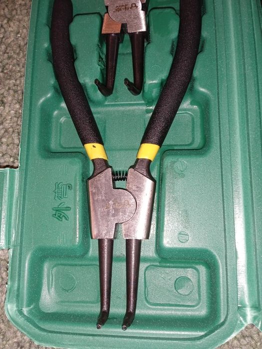 Набор сьемников стопорных колец из 4 шт. в пластиковом боксе.