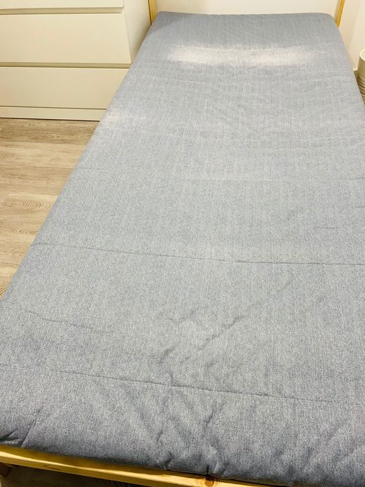 Cama de solteiro IKEA + colchão + proteção de colchão + lençol