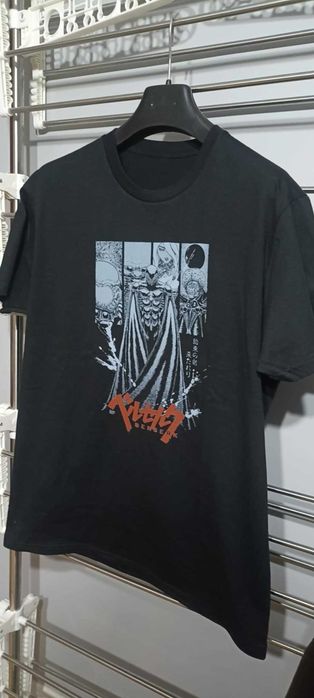 czarna koszulka M Berserk manga