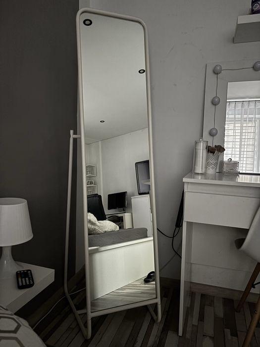 Białe lustro stojące ikea