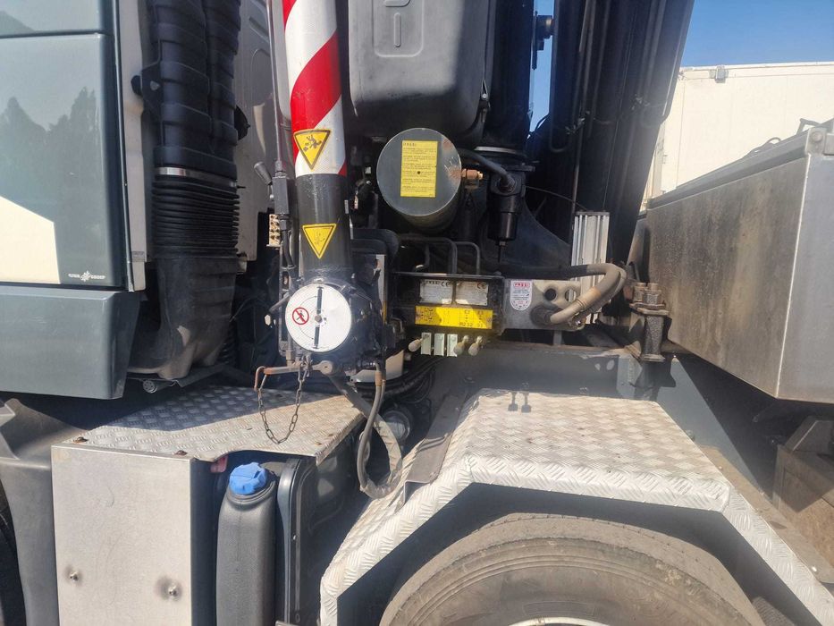 Camiao VOLVO com Grua