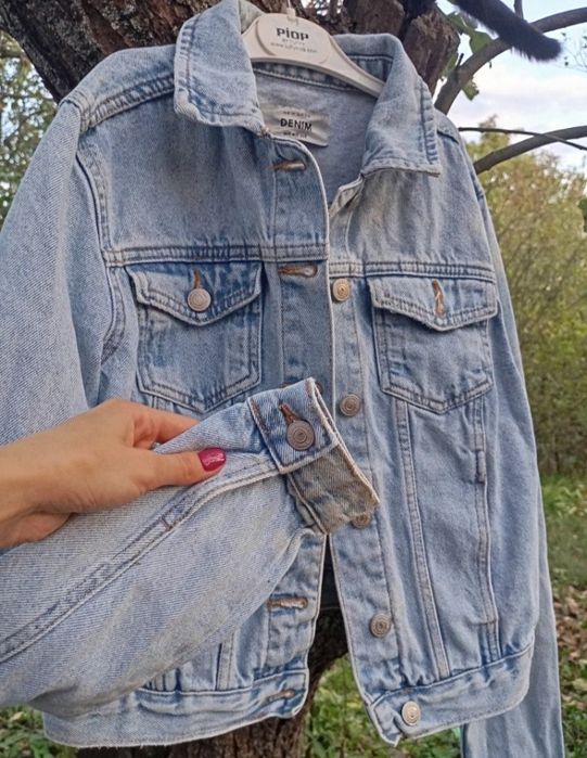 Жіноча джинсова куртка