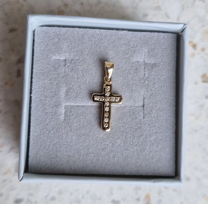 Złota zawieszka krzyżyk z diamentami 0.12ct, certyfikat