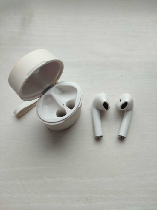 Бездротові навушники з зарядним кейсом (один робочий)