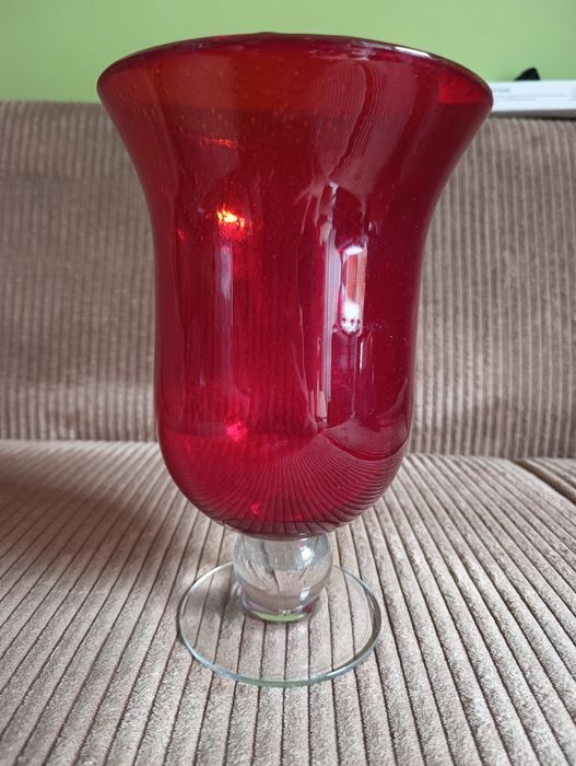 Czerwony wazon kielich