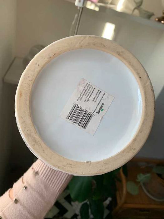 Biała doniczka osłonka tłoczony wzorek