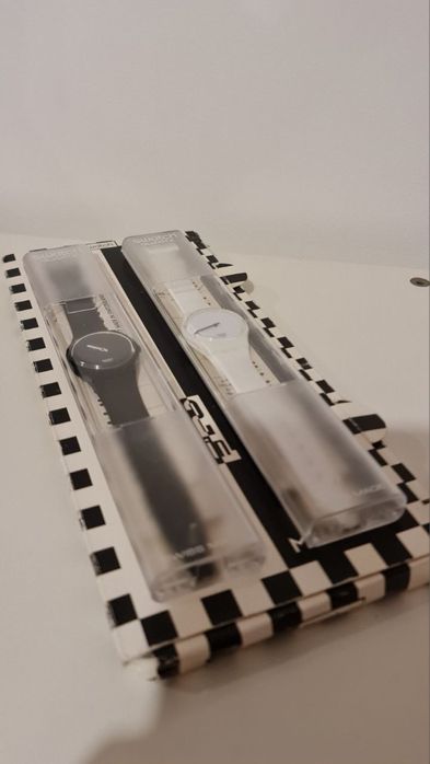 Relogio swatch Branco horas preto minutos de coleção