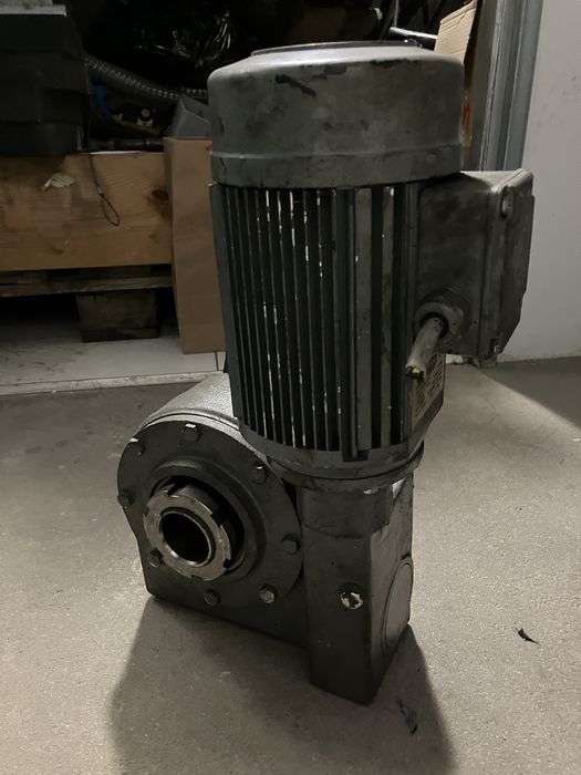 Motoreduktor VETTER 400V 350 Nm i=784 silnik 0,25/0,15 kW dwubiegowy