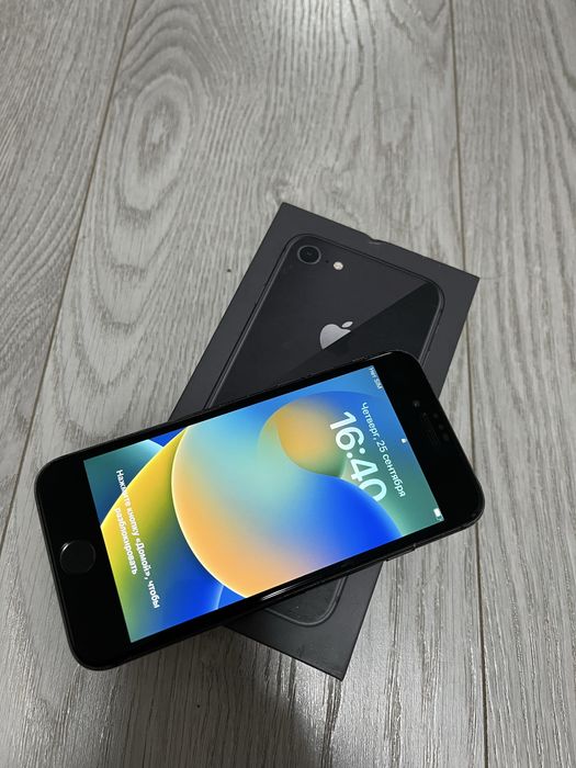 Айфон 8/64 в идеальном состоянии.