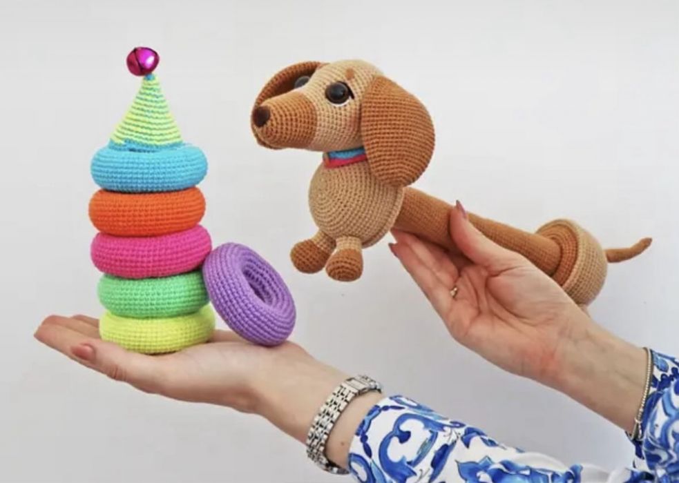 Вязанная крючком, развивающая игрушка-Собака такса- пирамидка.