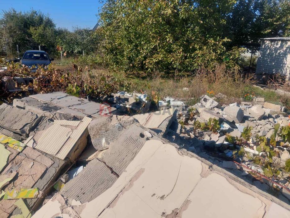 Продається приватизована земельна ділянка із фундаментом для будинку