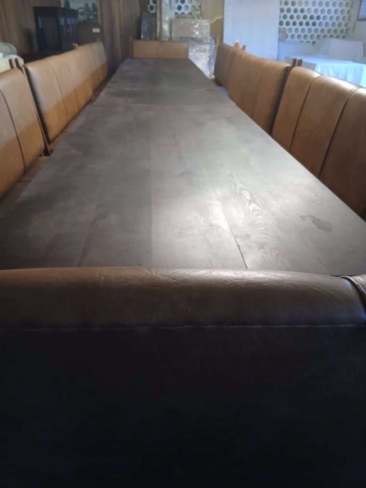Mesa longa (3 mesas com 2m cada) e bancos em pele.