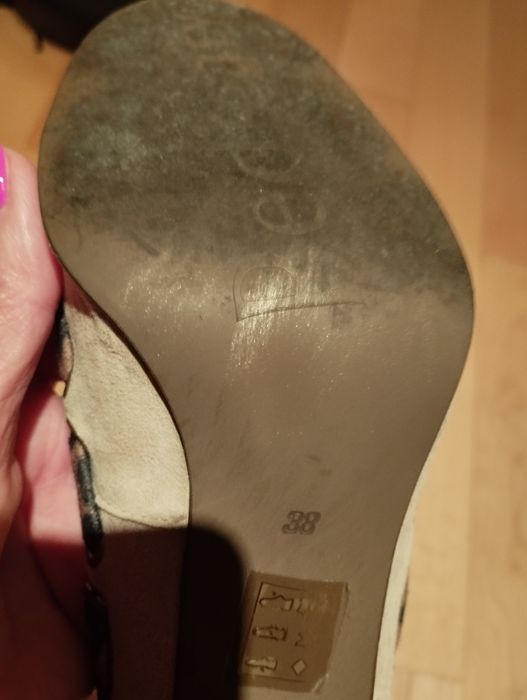 Sapatos de senhora de salto alto