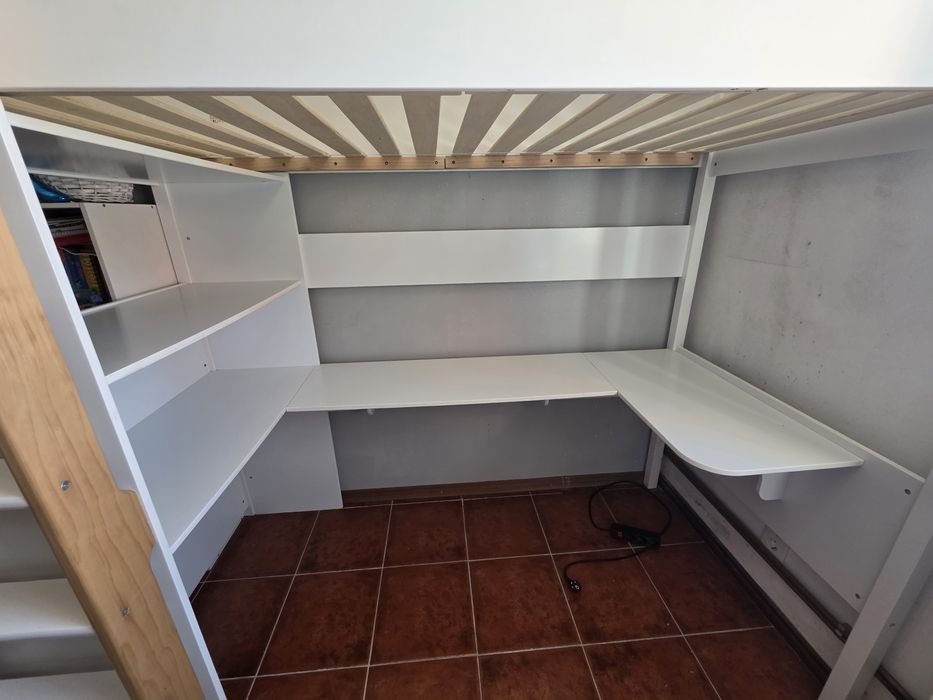 Cama com secretária