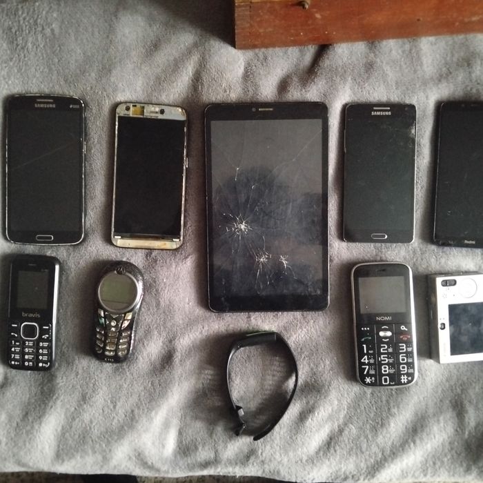 Продам лот телефонов могу на что то обмен и так же часы