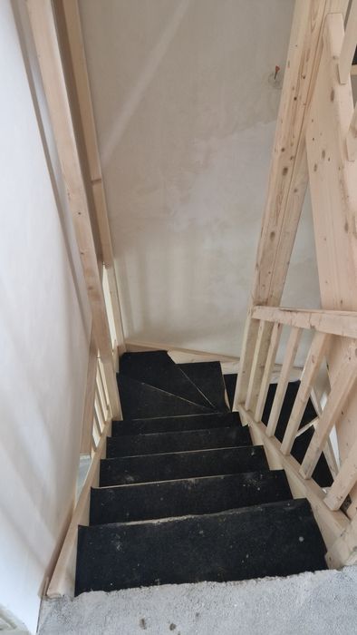 Schody sosnowe – 2 kondygnacje