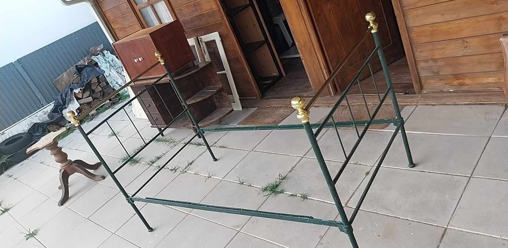Cama de ferro antiga