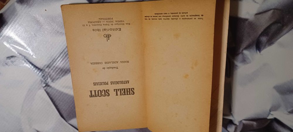 Livro _Antologias Policiais_ atribuído a Shell Scott