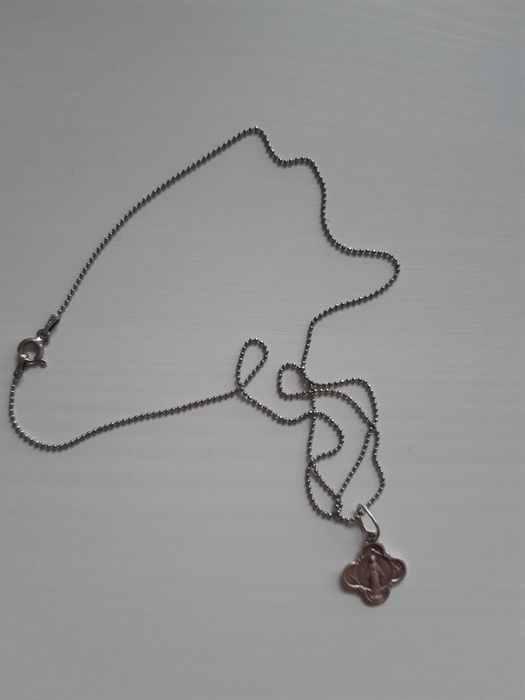 Srebrny medalik z łańcuszkiem