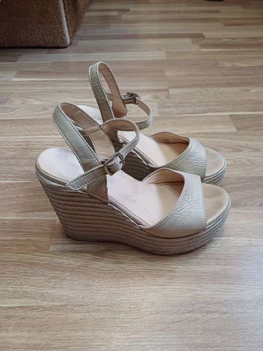 Босоніжки на танкетці