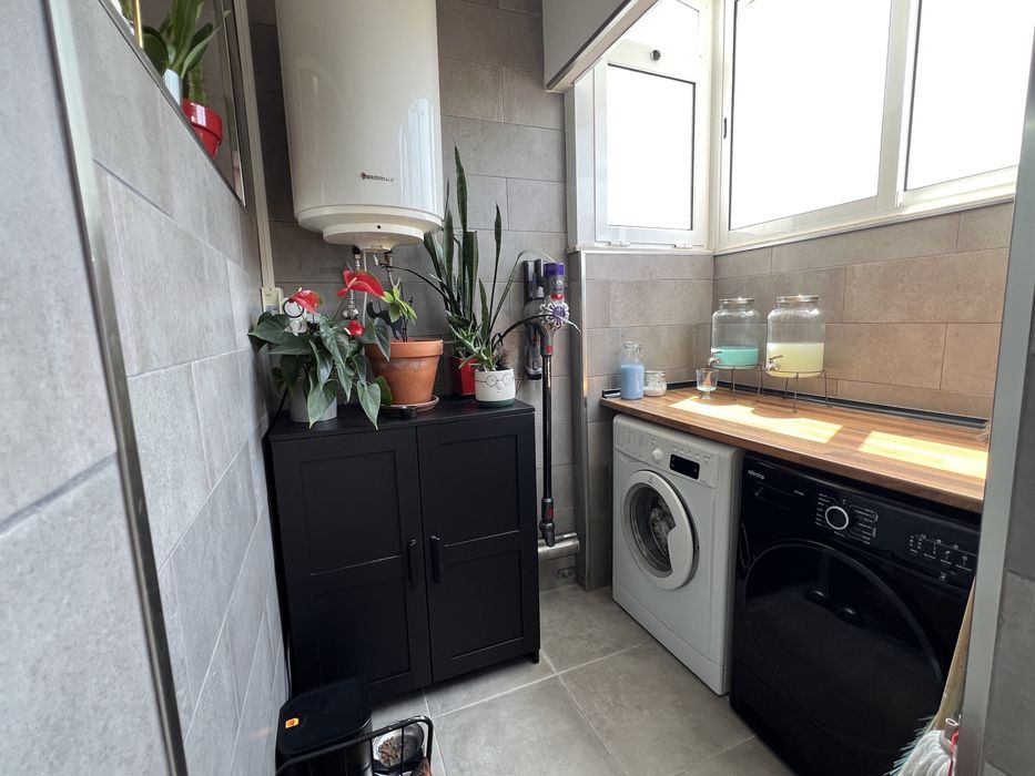 T3 transformado em T2 remodelado com arrecadação e vista desafogada — Santo António dos Cavaleiros, Loures.