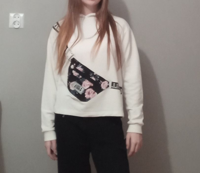 Sprzedam białą bluzę.