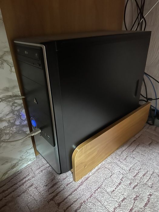 Продам кутовий двотумбовий компʼютерний  стіл з надбудовою