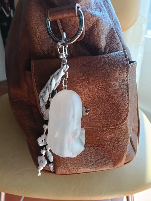 Bag charm artesanal fantasma