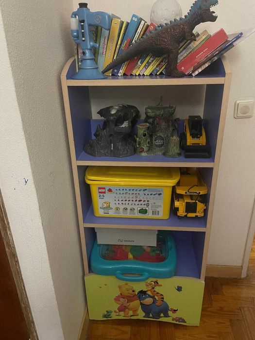 Quarto de criança completo usado em bom estado inclui beliche com armário e gavetas , secretária e estante.
