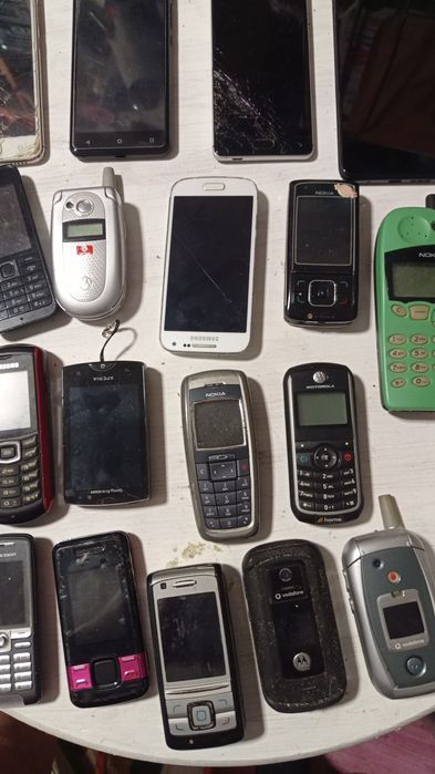 Vinte e cinco telemóveis