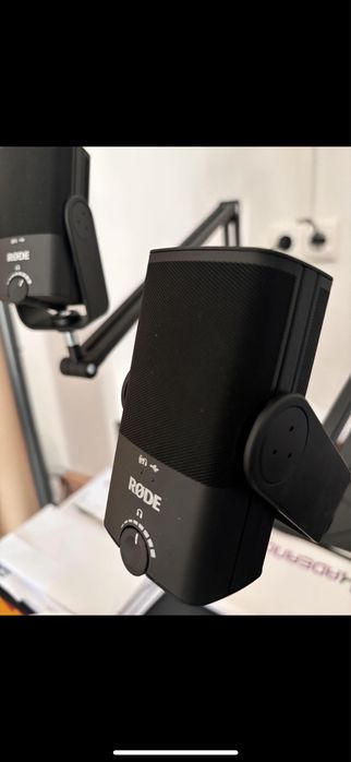 2 microfones RODE podcast streaming + 2 suportes