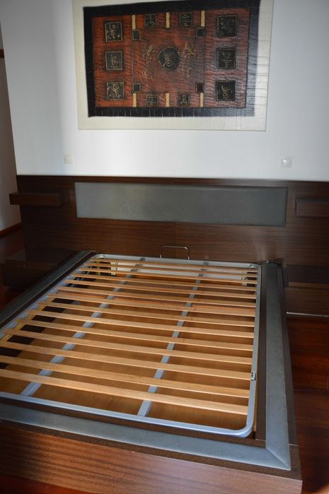 Cama de Casal em Madeira com Cabeceira e Mesinhas Integradas