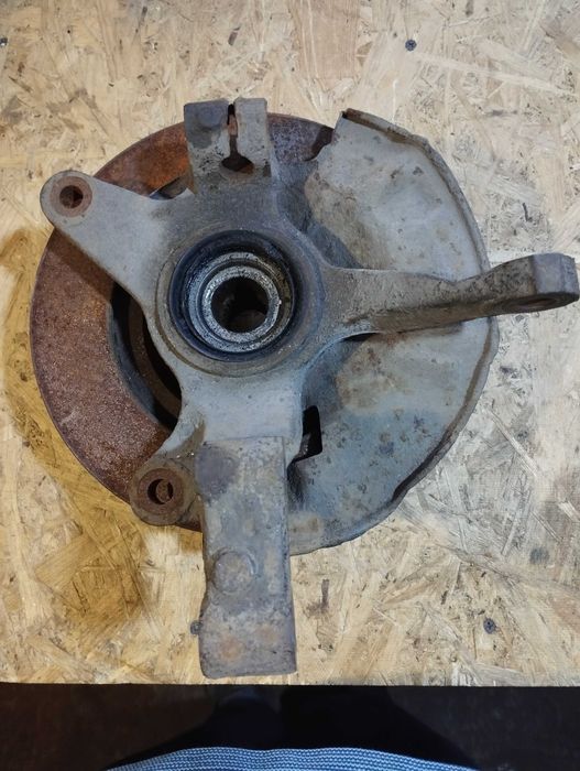 Поворотный кулак на Mazda 626 (левый)