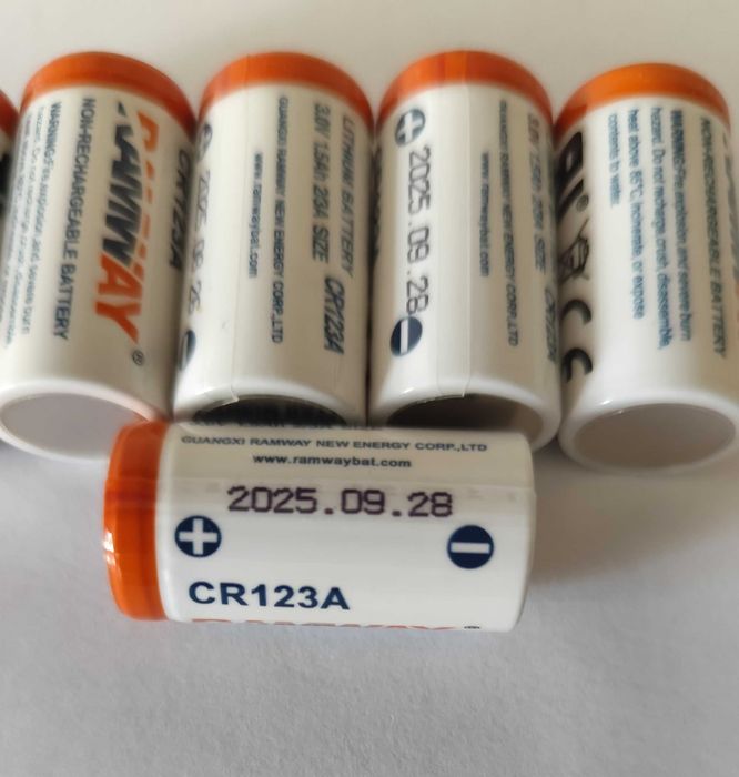 Lithium CR123A (3V, 1500mAh).