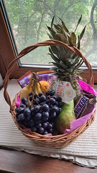 Подарочная корзина, букет и ящик с фруктами