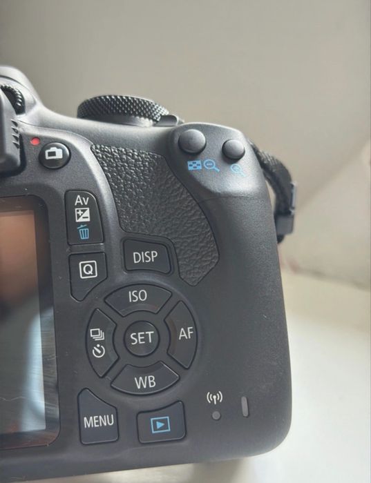 Canon EOS 2000D DSLR Camera + EF-S 18-55mm IS II Lens + Bag + Charger