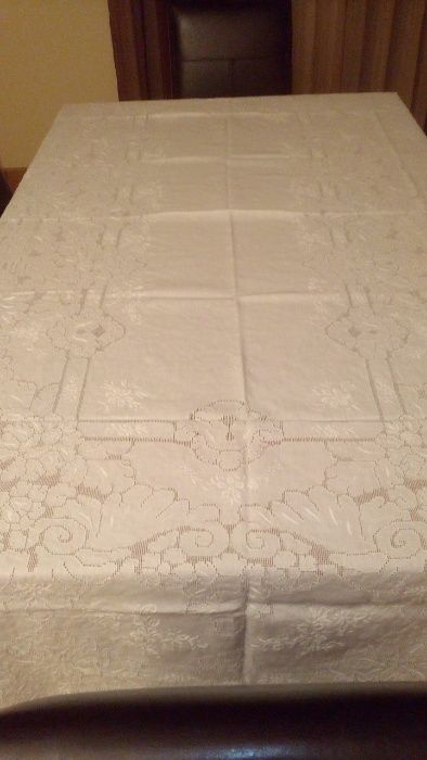 Toalha de mesa meio linho bordado à mão