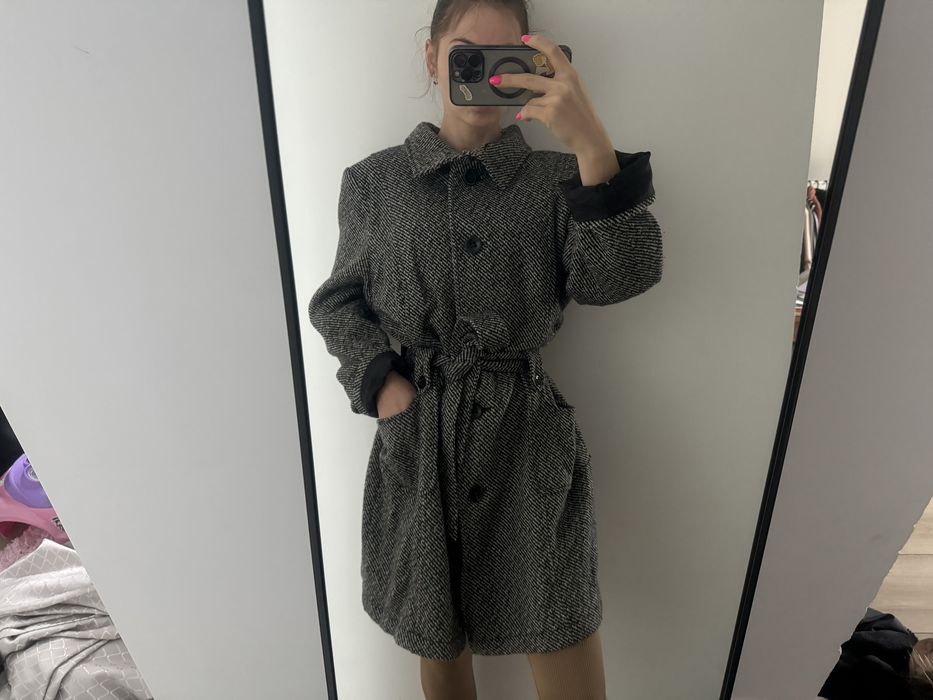 Płaszczyk dłuższy z paskiem