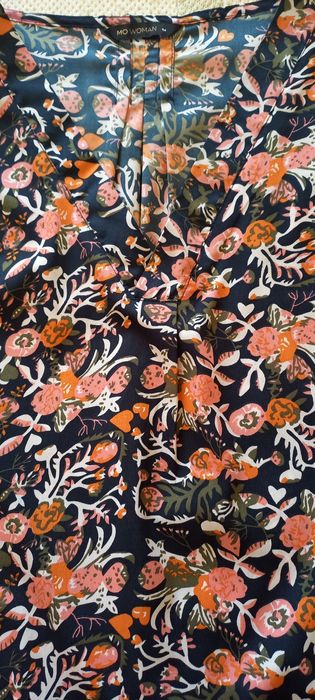 2 Blusas de cavas floridas