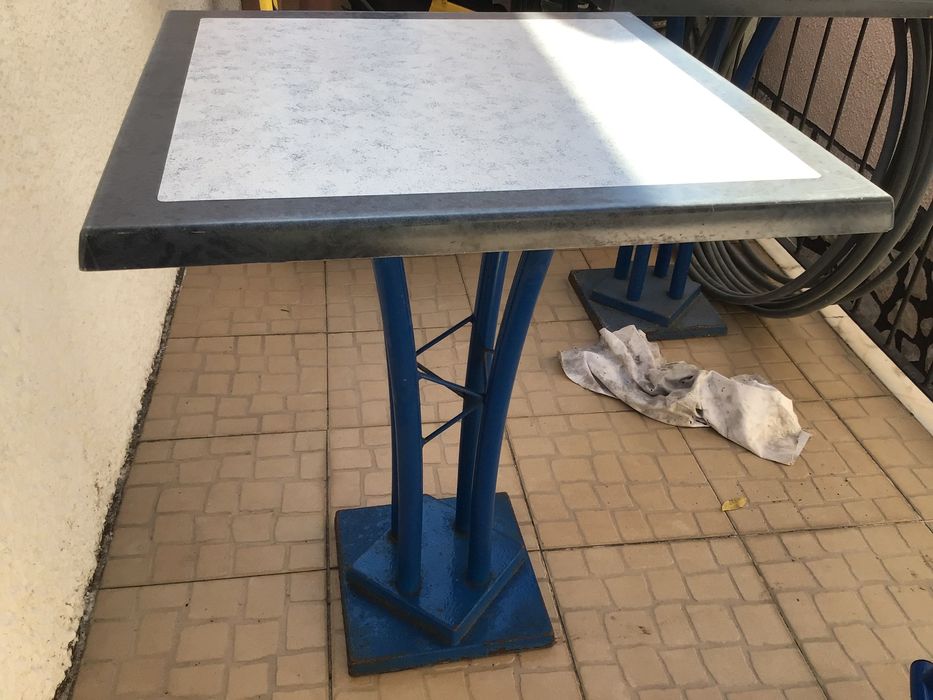 2 mesas quadradas + 6 cadeiras