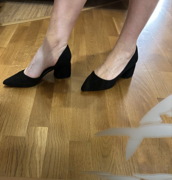 Продам нові замшеві туфлі