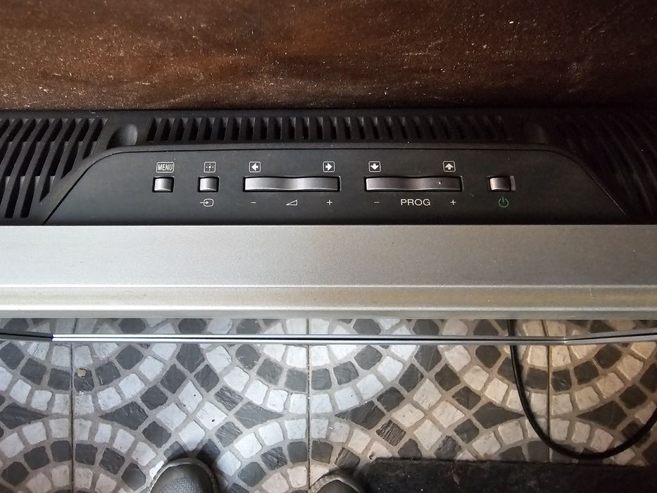 Samsung Bravia a funcionar muito bem . Com comando.  Não tem base.