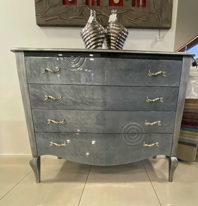 Cómoda com 4 gavetas, Lacado brilho em 2 cores e puxadores em Inox