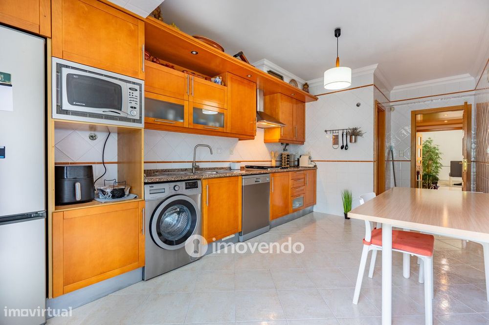 Apartamento T2 com estacionamento e terraço, em Vialonga