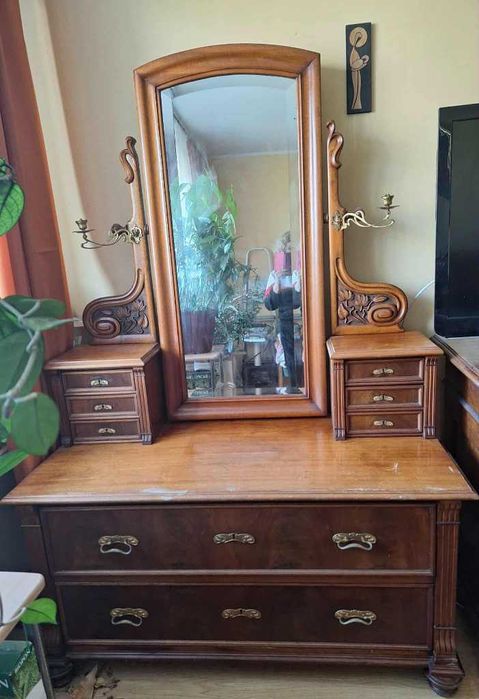 Piękna drewniana toaletka