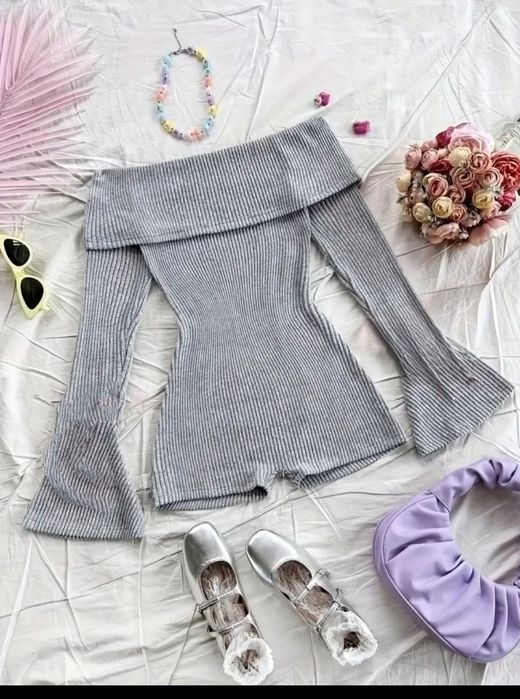 Szary prążkowany kombinezon z długim rękawem