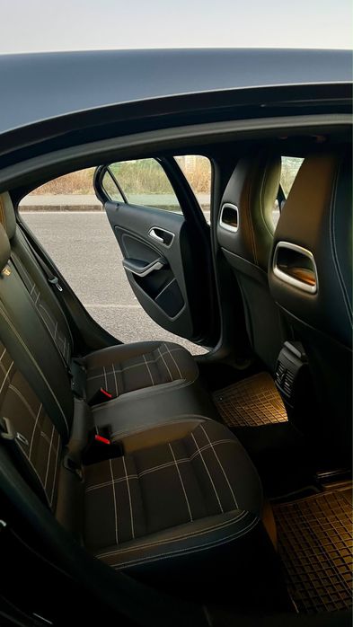 Mercedes-Benz A180d   7G-DCT Urban | Caixa Automática