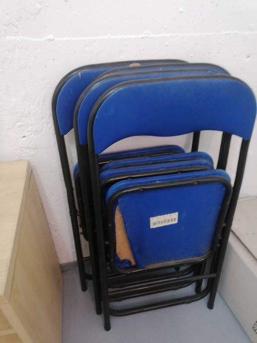 Mesa, móvel e cadeiras
