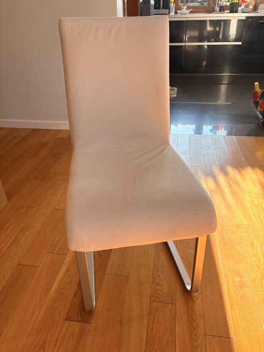 Komplet bialych krzesel do jadalni