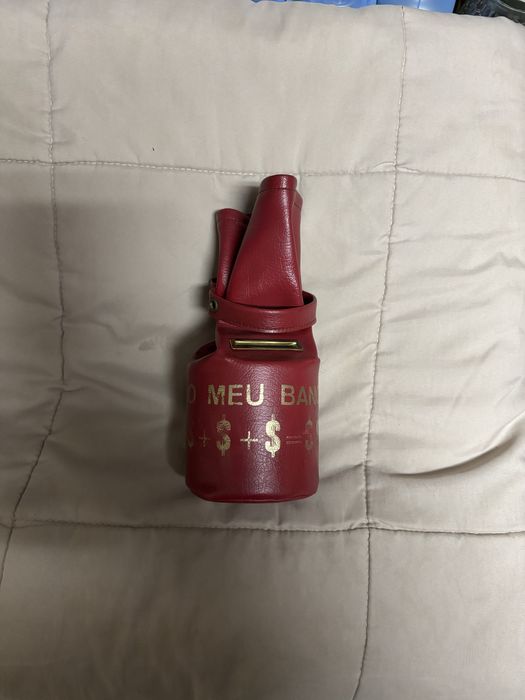 Megalheiro vermelho da para colocar um cadeado.